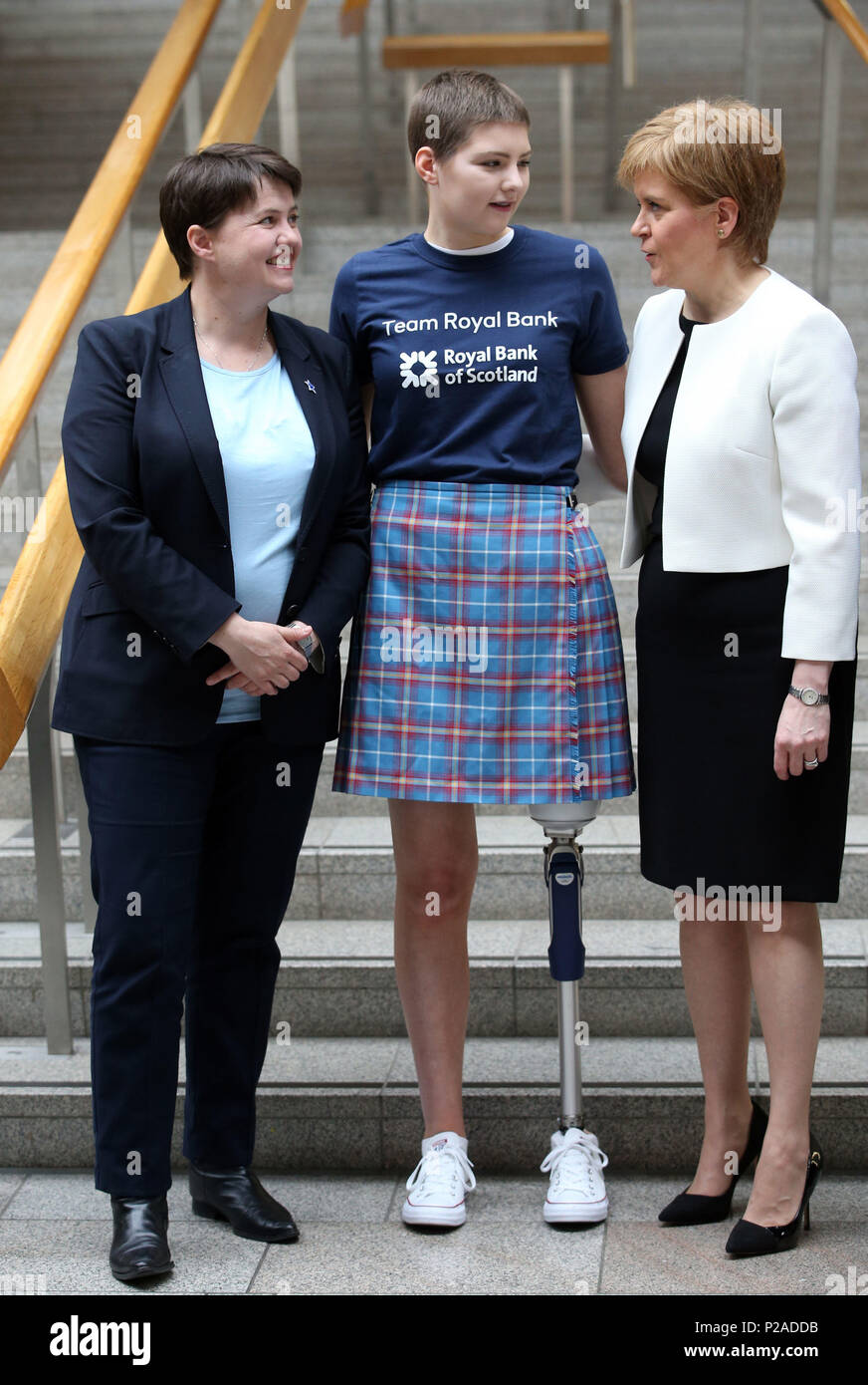 Der schottischen konservativen Parteivorsitzenden Ruth Davidson (links) und Erster Minister von Schottland Nicola Sturgeon (rechts) treffen Teenage amputee Johanna Lambe, 18, vor dem Kiltwalk, im schottischen Parlament in Edinburgh. Stockfoto