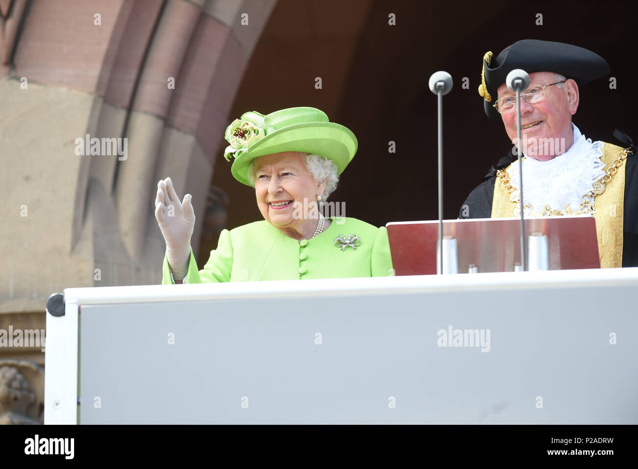 Königin Elizabeth II. in Chester Rathaus, wo Sie und die Herzogin von Sussex Mittagessen in sind als Gäste von Cheshire West und Chester Rat. Stockfoto