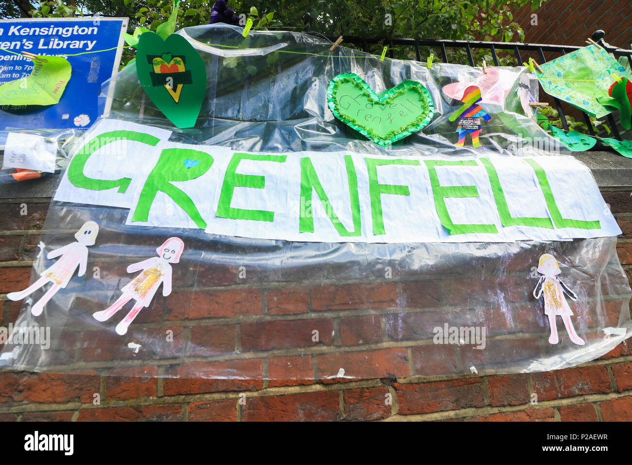 London, Großbritannien. 14. Juni 2018. Jahrestag nach dem Brand in West London, die das Leben der 72 Bewohner im Hochhaus behauptete. Eine Schweigeminute wird National am Mittag beobachtet werden, die Opfer der Grenfell Feuer am 14. Juni 2017 zu erinnern. Credit: Amer ghazzal/Alamy leben Nachrichten Stockfoto