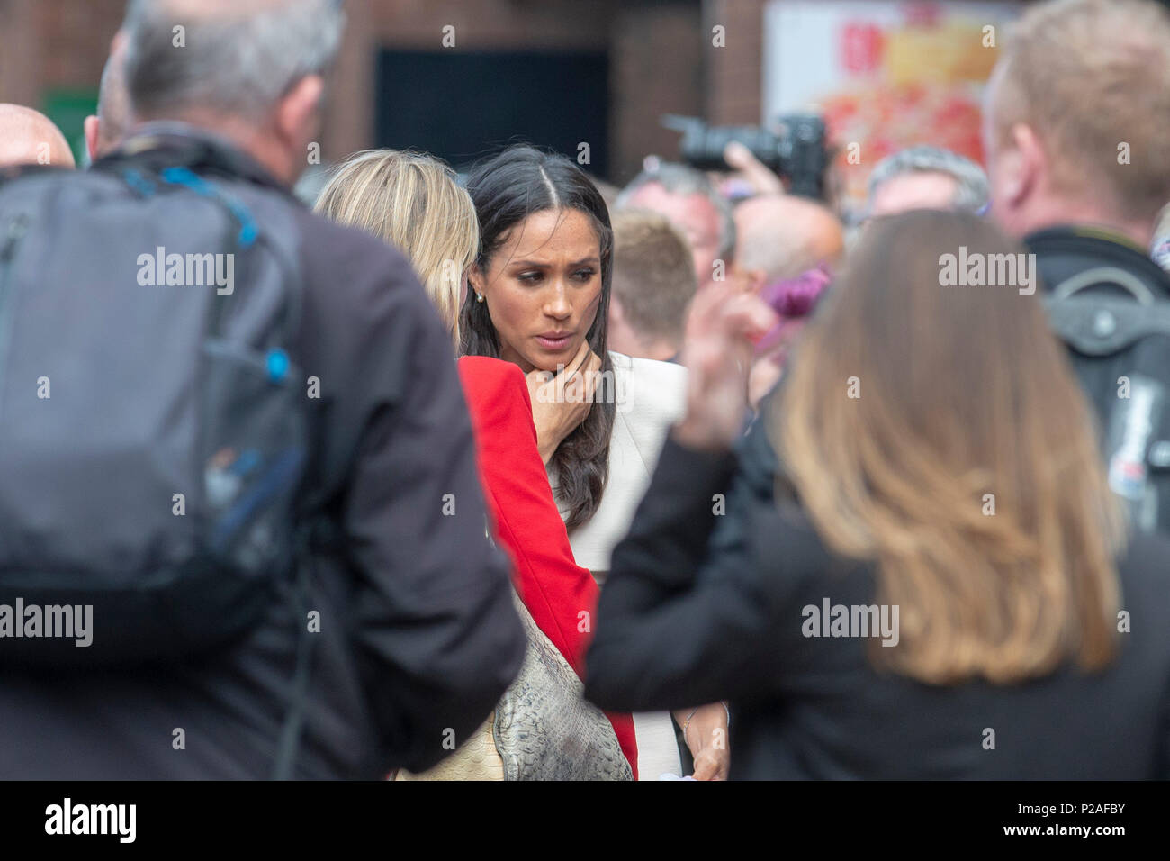 Chester, UK. 14 Jun, 2018. Queen & Meghan Markle besuchen Chester, UK Die Königin geht Walkabout und grüßt Meghan Markle, Herzogin von Sussex grüßt Massen während von Fotografen und Beamten während einer kurzen Rundgang in Chester umgeben. Die Königin und Meghan wurden in der Stadt die Neue Storyhouse Theater offiziell zu öffnen. Foto: Brian Hickey/Alamy leben Nachrichten Stockfoto