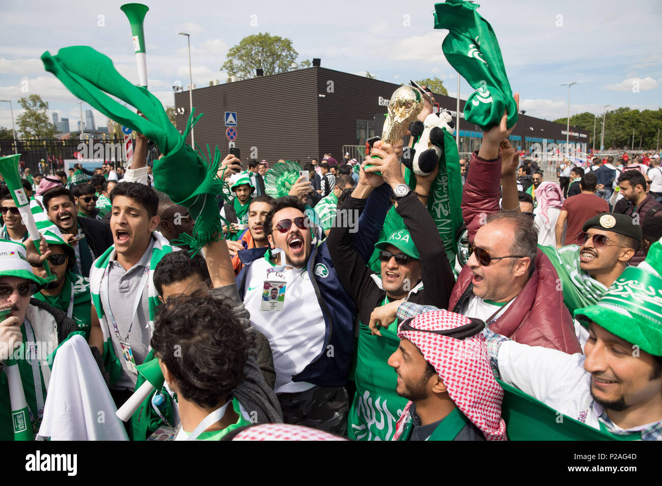 14 Juni 2018, Russland, Moskau: Fußball, wm, Gruppe A, Rußland gegen Saudi-Arabien im Luschniki Stadion. Saudi-arabischen Fans feiern vor dem Stadion. Foto: Christian Charisius/dpa Quelle: dpa Picture alliance/Alamy leben Nachrichten Stockfoto