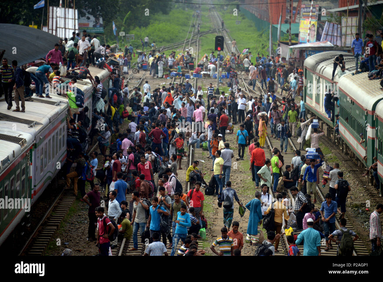 Dhaka. 14 Juni, 2018. Menschen versuchen, auf dem Dach des Waggons zu klettern, da sie sich auf ihre Häuser Kopf Eid al-Fitr von Dhaka, Bangladesch, am 14. Juni 2018 zu feiern. Wie das Eid al-Adha, hat keine bestimmte Zeitdauer und Festival klopft an die Tür, die lange Distanz Busbahnhof, Ferry terminals und Bahnhöfe in Bangladeschs Hauptstadt Dhaka siehe überfüllt mit Zehntausenden von home-Fluggäste. Quelle: Xinhua/Alamy leben Nachrichten Stockfoto