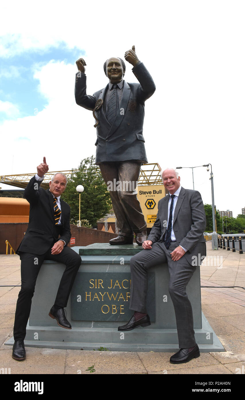 Wolverhampton Wanderers Football Club stellte eine Statue des Clubs legendären Wohltäter Sir Jack Hayward heute. Die "Daumen hoch" sind Sir Jacks Sohn Jonathan Hayward und die Vereine Rekord Torschütze Steve Bull. Quelle: David Bagnall/Alamy leben Nachrichten Stockfoto