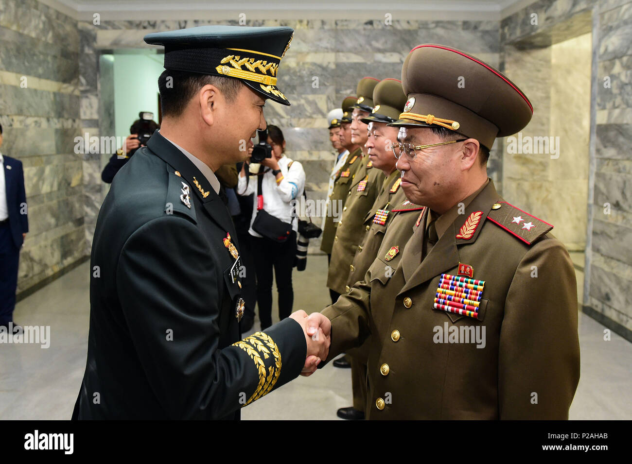 (180614) - PANMUNJOM, Juni 14, 2018 (Xinhua) - generalleutnant einem Ik-san (R) der Demokratischen Volksrepublik Korea (DVRK) schüttelt Hände mit Generalmajor Kim Do-gyun, einem hochrangigen Beamten des Verteidigungsministeriums, zuständig für koreanische militärische Angelegenheiten von Südkorea, bevor die allgemeine Ebene militärisch Gespräche auf Tongilgak, die DVRK Gebäude im Waffenstillstand von Panmunjom, am 14. Juni 2018. Südkorea und Nordkorea stimmte Donnerstag vollständig militärische Kommunikation Linien entlang der östlichen und westlichen Gebieten wiederherzustellen, nachdem Sie allgemeine hochwertige Gespräche, von Seoul Verteidigungsministeriums sagte. (Xinhua / De Stockfoto