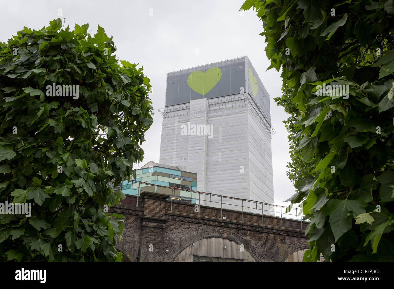 London, Großbritannien. 14 Jun, 2018. Die Überreste der Grenfell Hochhaus Grenfell, am ersten Jahrestag des Hochhauses Katastrophe. 72 Menschen starben, als der Turm im Stadtteil Kensington & Chelsea, in welcher der größte Brand seit WW2 aufgerufen wurde getötet wurden. Das 24-stöckige Hochhaus Grenfell von Sozialwohnungen Wohnungen in Kensington, West London, Vereinigtes Königreich. Es verursachte 72 Todesfälle, in der 293 Personen im Gebäude, darunter 2, die Entronnenen und verstarb im Krankenhaus. Mehr als 70 wurden verletzt und traumatisiert. Credit: RichardBaker/Alamy leben Nachrichten Stockfoto