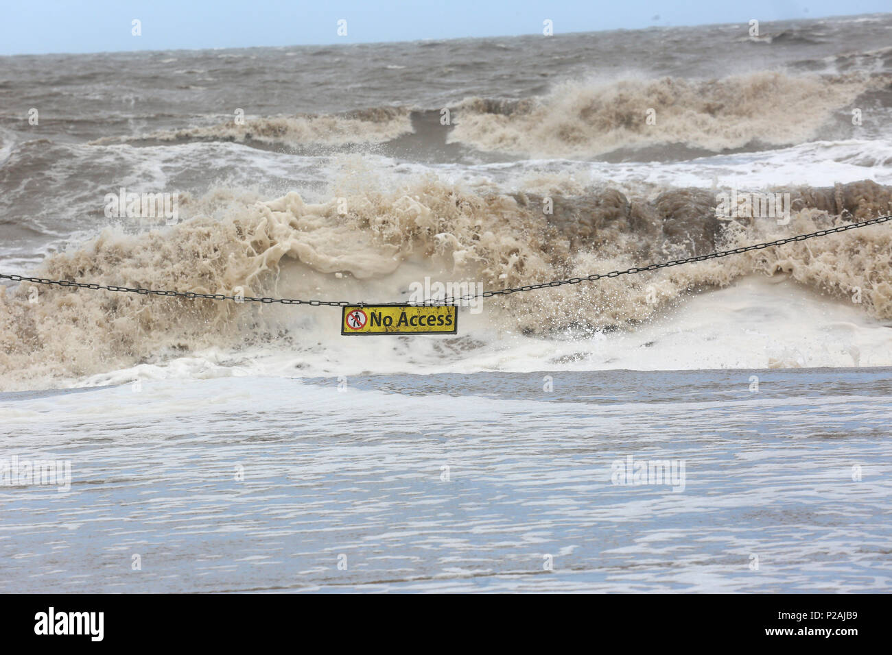 Blackpool, Großbritannien. 14 Jun, 2018. UK Wetter: Zugang zum Strand bei Unwetter Hector Ankunft geschlossen, die sich brechenden Wellen bei Flut in Blackpool, 14 Juni, 2018 (C) Barbara Cook/Alamy leben Nachrichten Stockfoto