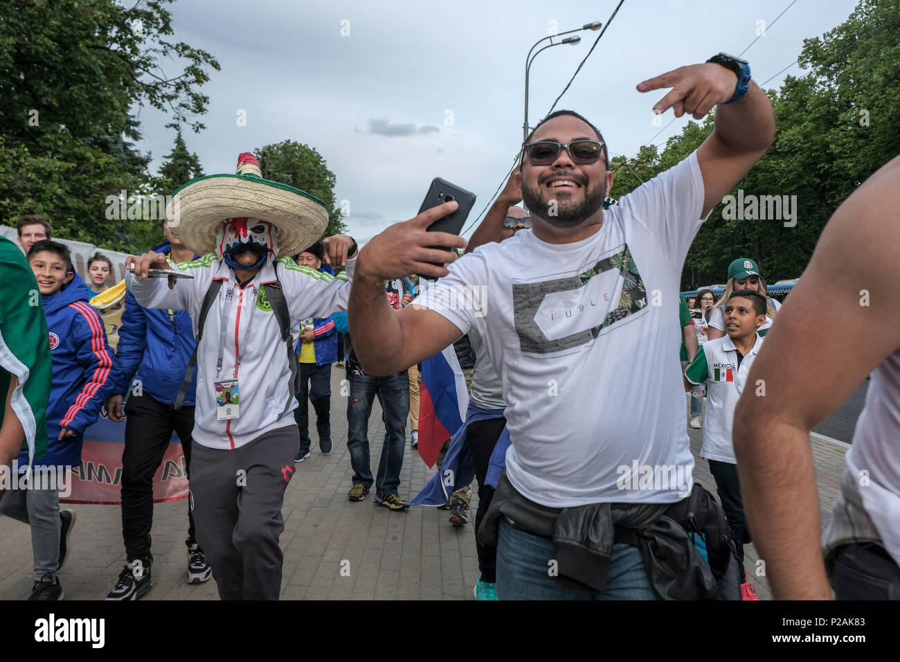 Moskau, Russland. 13. Jun 2018. Das erste Match der FIFA Fußballweltmeisterschaft 2018. Befürworter sehen das Spiel Russland Vs Saudi-Arabien in den Ventilator fest Veranstaltungsort. Credit: Marco Ciccolella/Alamy leben Nachrichten Stockfoto