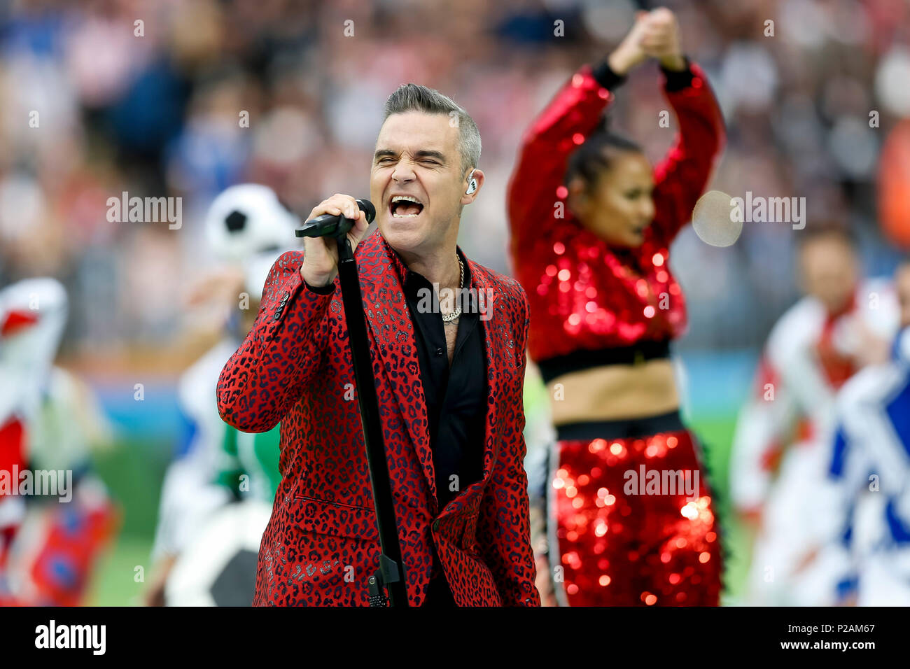 Moskau, Russland. 14. Juni 2018. Robbie Williams führt vor der 2018 FIFA World Cup Gruppe eine Übereinstimmung zwischen Russland und Saudi-arabien an Luzhniki Stadium am 14. Juni 2018 in Moskau, Russland. Credit: PHC Images/Alamy leben Nachrichten Stockfoto