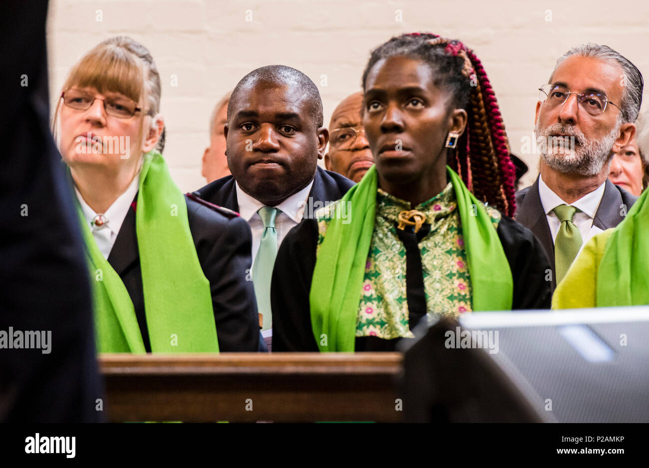 MP David Lammy schaut direkt in die Kamera während der Teilnahme an dem Service, den das Grenfell Feuerwehr Jubiläum in St. Helen's Church, South Kensington, London, England, UK, 14. Juni 2018 zu markieren Stockfoto