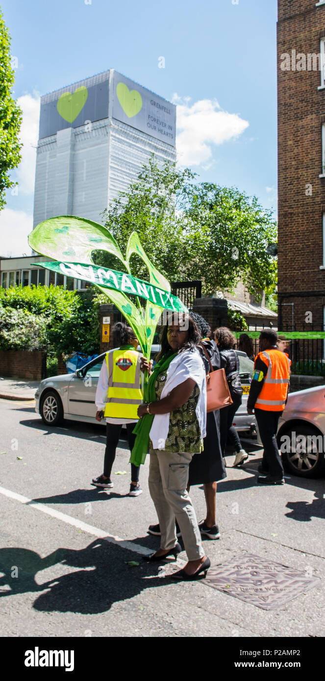 Menschen zu Fuß zu Grenfell Turm zum Jahrestag des Brandes markieren. Clarrie Mendy-Solomon, der zwei Familienmitglieder im Feuer, hört und sieht in die Kamera, London, England, UK, 14. Juni 2018 Stockfoto