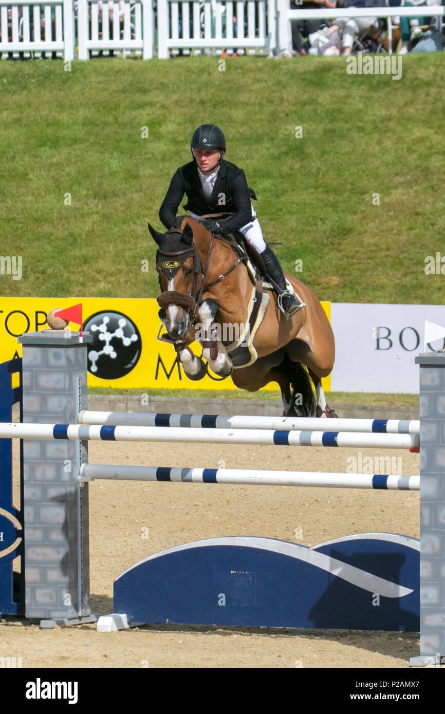 Bolesworth, Cheshire. 14 Jun, 2018. Konkurrent Richard Howley aus Irland reiten Dolores. Pferd, Zaun, Reitsport, Tiere, Sport, Wettbewerb, Springen, Pferde, Reiter, show, Hindernis, Hürde, Reiten, Event, Hengst, Meister, Springen, Jockey, Reiten, reiten, Reiter, Arena an der Schildknappe Bolesworth International Horse Show. Kredit MediaWorldImages/AlamyLiveNews. Stockfoto