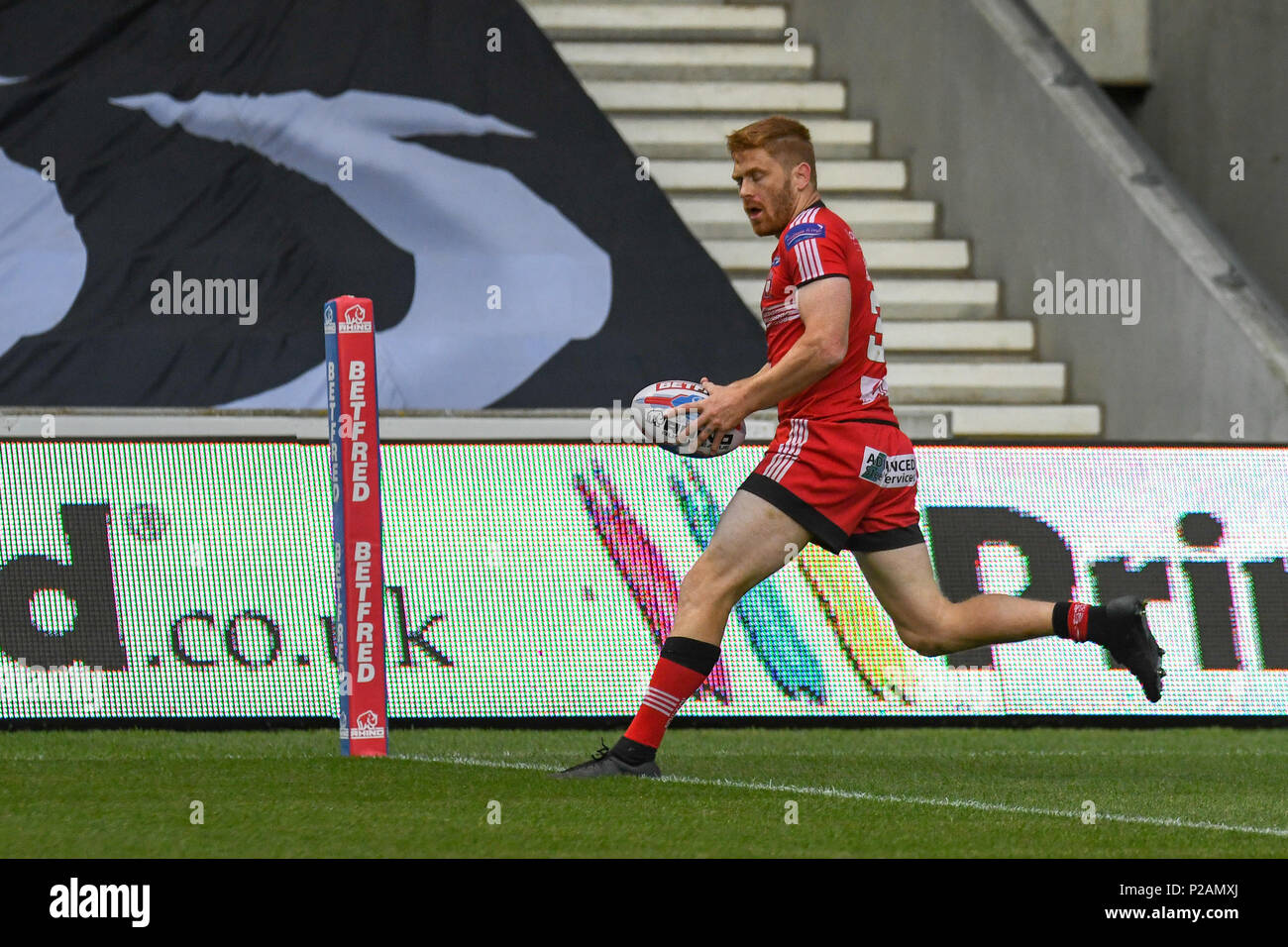 Salford, UK. 14 Jun, 2018. Donnerstag, 14 Juni 2018, AJ Bell Stadium, Salford, England; Betfred Super League, Salford Roten Teufel v Widnes Vikings; Kris Welham von Salford Roten Teufel Kerben versuchen Credit: Aktuelles Bilder/Alamy leben Nachrichten Stockfoto