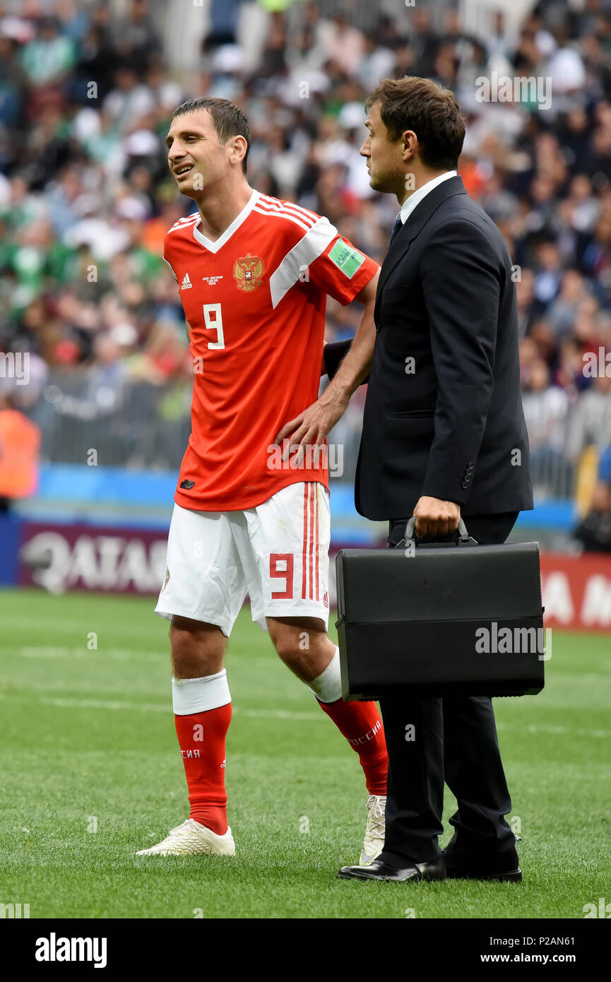 Moskau, Russland - 14. Juni 2018. Russische Mittelfeldspieler Alan Dzagoev Momente, nachdem er erlitt eine Verletzung im Eröffnungsspiel der FIFA WM 2018 Russland vs Saudi-arabien, mit Arzt Eduard Bezuglov. Credit: Alizada Studios/Alamy leben Nachrichten Stockfoto