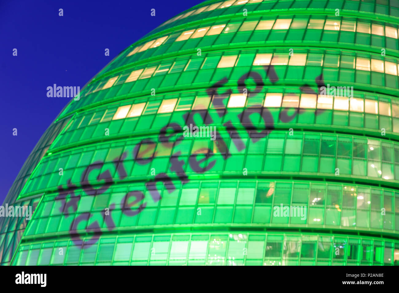 City Hall, London, UK, 14. Juni 2018. Rathaus und die Tower Bridge sind in grün beleuchtet, und das Hashtag #GreenForGrenfellDay auf Rathaus zur Erinnerung an die Grenfell Turm Feuer und diejenigen, die ihr Leben in den tragischen Ereignissen, die vor einem Jahr passiert ist verloren projiziert wird. Credit: Imageplotter Nachrichten und Sport/Alamy leben Nachrichten Stockfoto