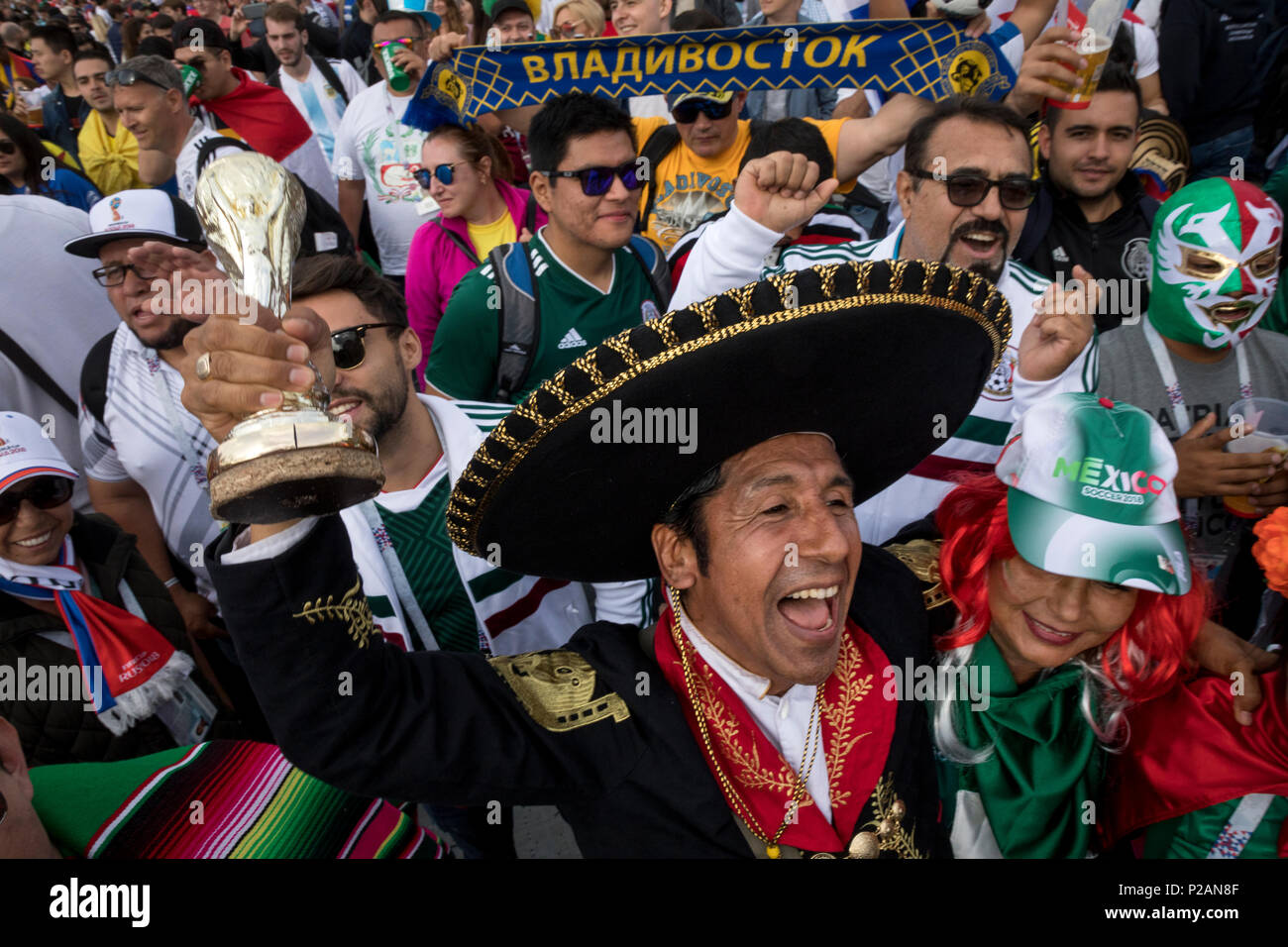 Moskau, Russland. 14 Juni, 2018. Mexikanischen Fans auf Zentralen Moskauer Straßen während der Tag der Eröffnung 2018 FIFA WM in Russland Quelle: Nikolay Winokurow/Alamy leben Nachrichten Stockfoto