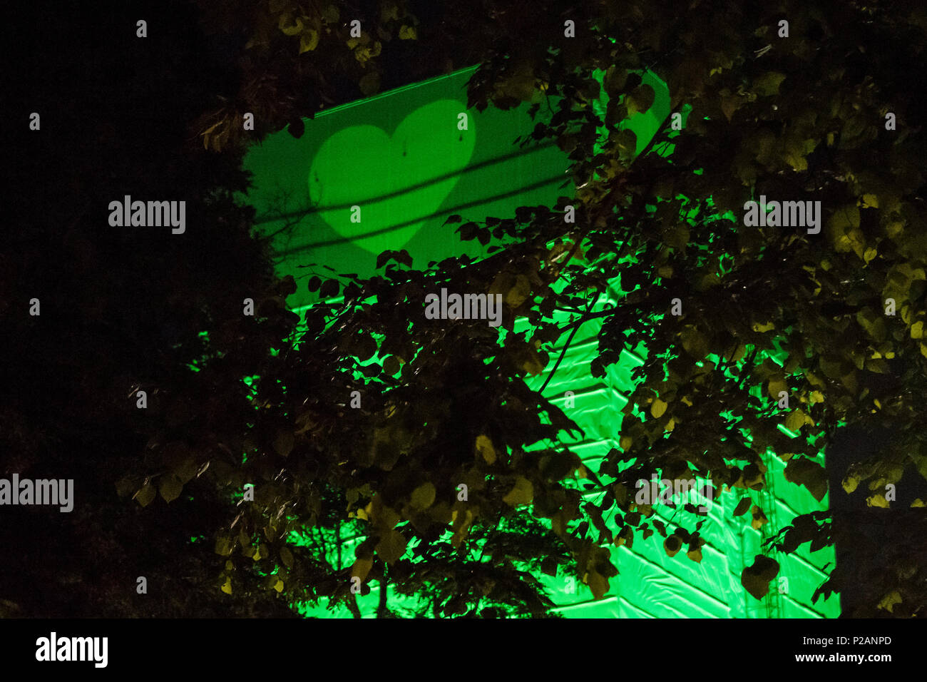 London, Großbritannien. 14. Juni 2018. Der Turm und anderen in der Nähe ar iilluminated in grünes Licht - dem ersten Jahrestag der Grenfell Turm Disaster Credit: Guy Bell/Alamy leben Nachrichten Stockfoto