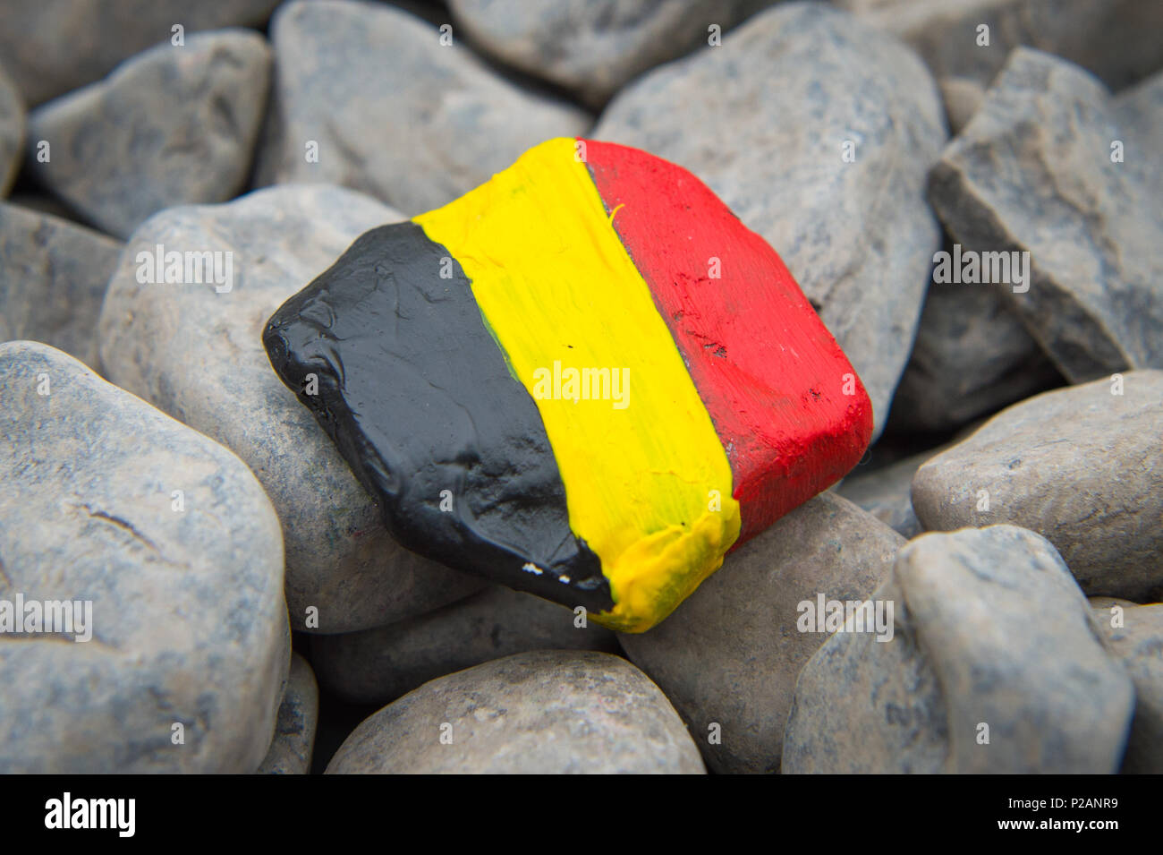 Ein Stein von drei Jahre alten Lukas Wilkinson von Mossley, Greater Manchester, England für ein Kinderzimmer Projekt feiert die Fußball-Weltmeisterschaft in Russland gemalt. Der Stein wird gemalt, die die Flagge von Belgien zu vertreten. Stockfoto