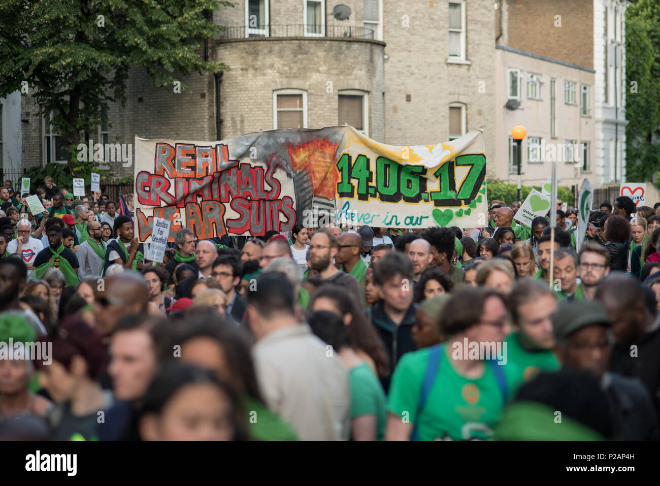 London, Großbritannien. 14. Juni 2018. Jeremy Corbyn verbindet dreißig tausend Demonstranten auf der Grenfell stillen Spaziergang - 1 Jahr am Jahrestag der Grenfell Turm Feuer zu markieren, fordern Gerechtigkeit für Grenfell am Juni 14, 2018, London, UK. Credit: Siehe Li/Alamy leben Nachrichten Stockfoto