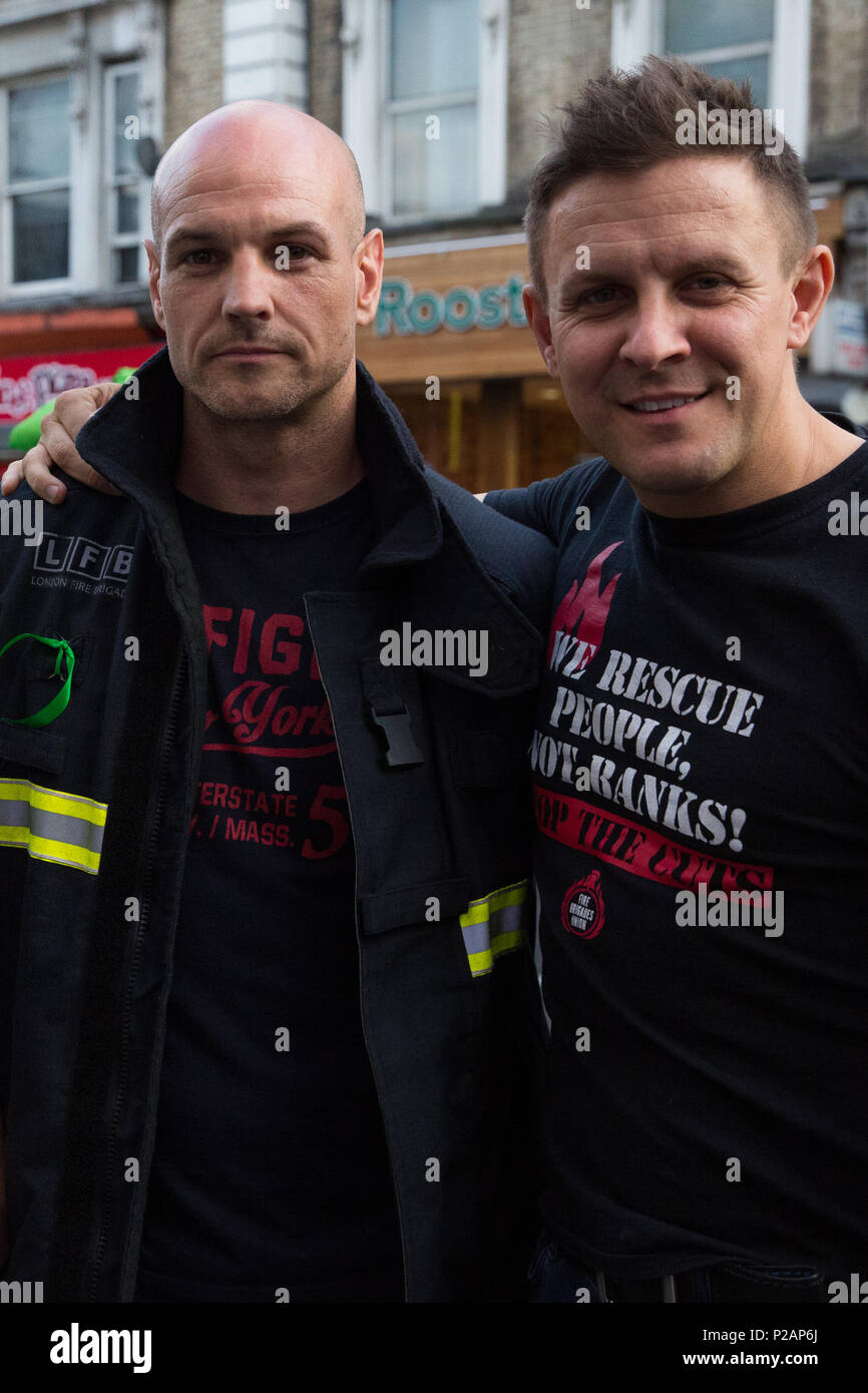 London, Großbritannien. Juni 2018. Feuerwehrmann Ricky Nuttall (l), der ein viel gesehenes Gedicht schrieb, in dem er seine Erfahrungen mit dem Besuch des Brandes des Grenfell Tower beschreibt, nimmt am "Grenfell Silent March" durch West Kensington am ersten Jahrestag des Brandes am Grenfell Tower Teil. 72 Menschen starben beim Brand des Grenfell Tower und über 70 wurden verletzt. Credit: Mark Kerrison/Alamy Live News Stockfoto