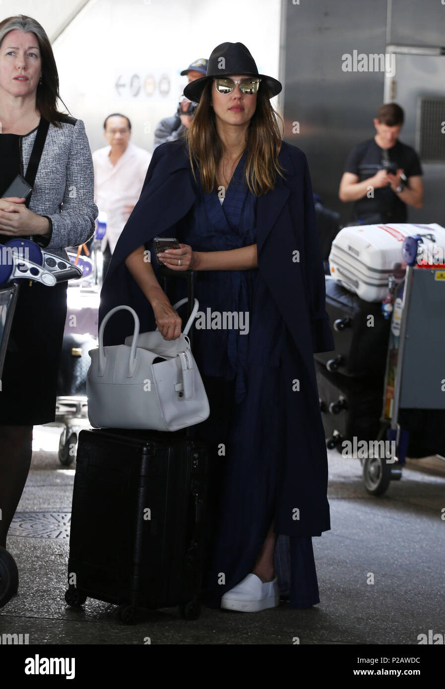 Los Angeles, Ca, USA. 14 Juni, 2018. Jessica Alba siehe at LAX Airport am 14. Juni 2018. Quelle: John Misa/Medien Punch/Alamy leben Nachrichten Stockfoto