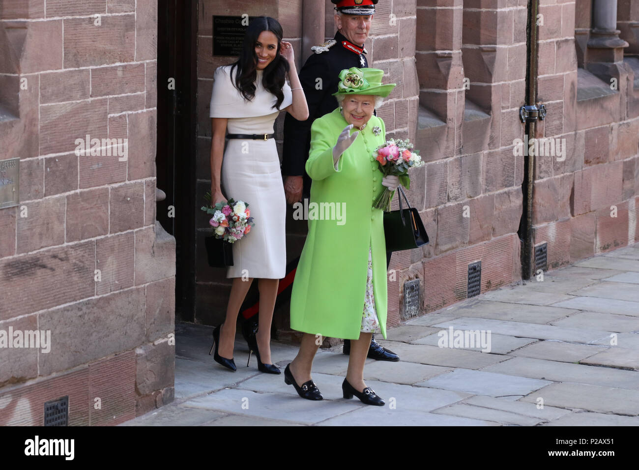 Königin Elizabeth II und Meghan Markle, Herzogin von Sussex, besuchen Sie Chester auf ihren ersten öffentlichen Engagement zusammen. Chester, Cheshire, am 14. Juni 2018. Credit: Paul Marriott/Alamy leben Nachrichten Stockfoto
