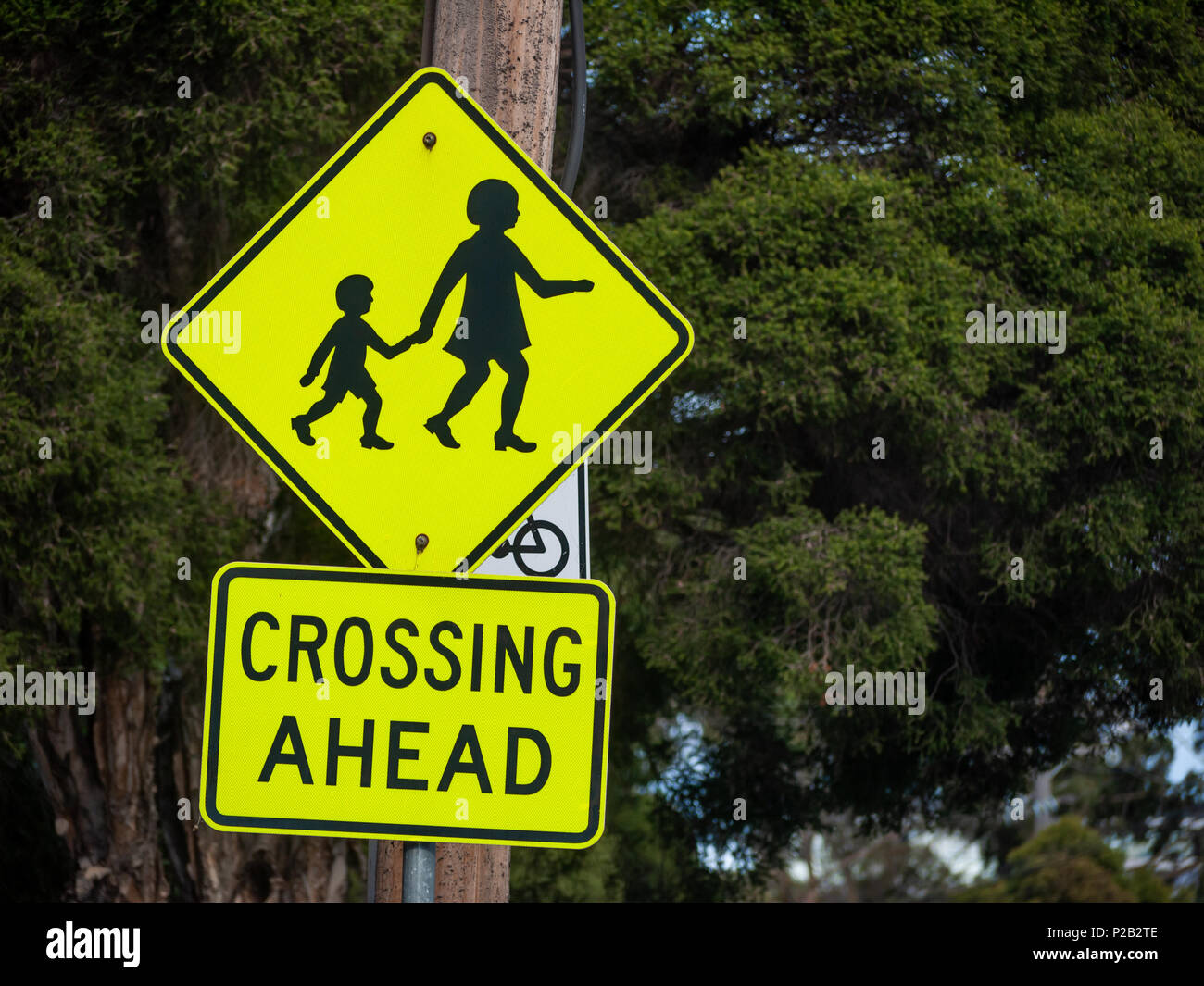 Zeichen der Kinder vor der Kreuzung am Straßenrand errichtet, um Treiber für Sicherheit warnen. Melbourne Australia. Stockfoto