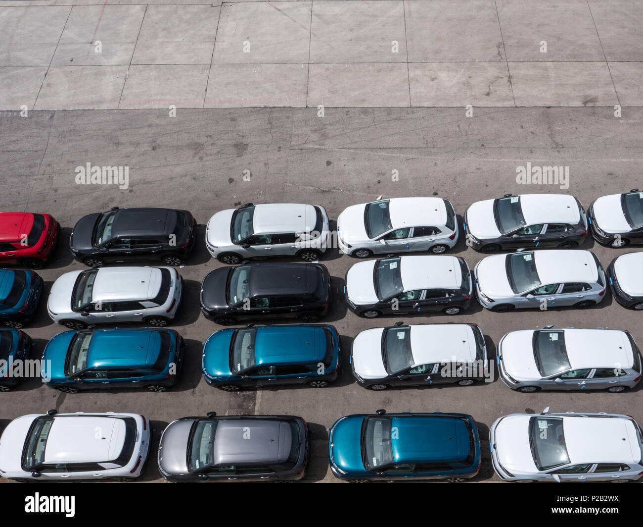 Reihe von neuen Autos warten auf einen Parkplatz in Übersee versendet werden Stockfoto