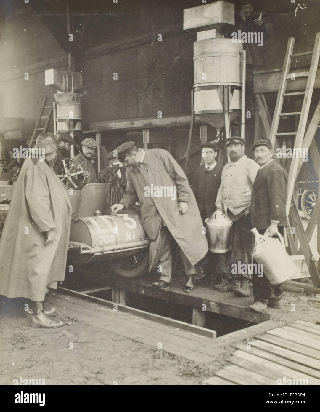 [Sammlung Jules Galan. / Sportliche]: T.34. Années 1907 et 1908/Jules Beau [Sammlung Jules Galan. / Sportliche]: T.34. Années 1907 et 1908/Jules Beau: F. 6 v. [Grand Prix de l'A. C.F. [Automobile Club de France], Coupe de la Kommission sportlich, 2 juillet 1907]; 276 René De Knyff vérifiant Le plombage de la Lorraine-Dietrich de Fernand Gabriel au GP de l'A.C.F. 1907 Stockfoto