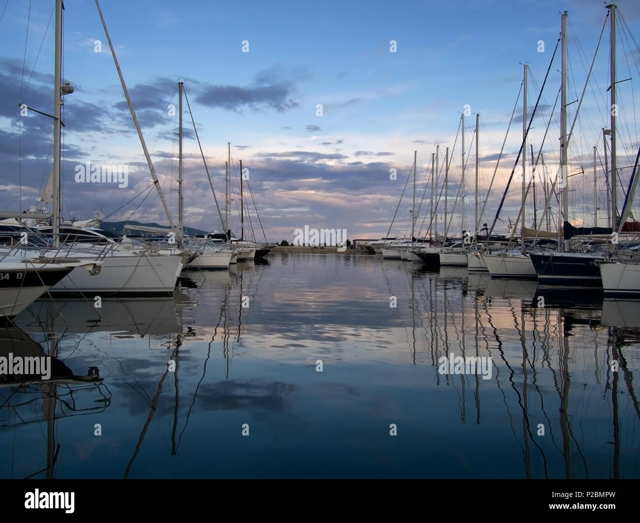 LA SPEZIA, Italien - 13. JUNI 2018: Abend fällt über die Marina in La Spezia, Italien, an der Küste des Mittelmeers in Ligurien. Viele reiche und berühmte Stockfoto