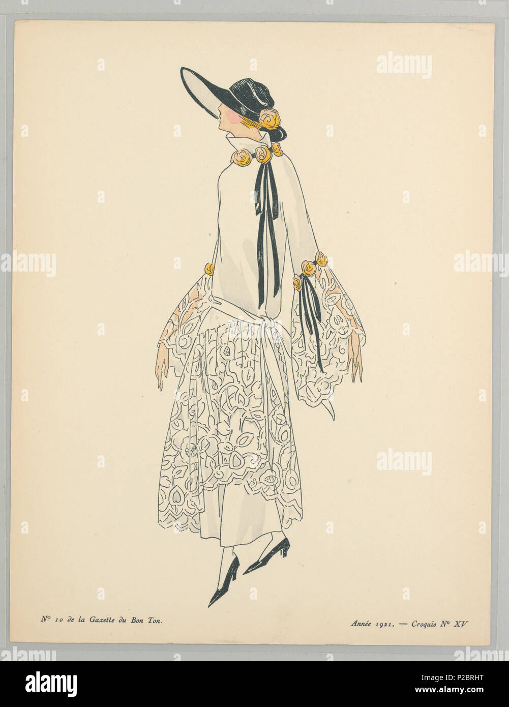 . Englisch: Drucken (Frankreich), 1921. Englisch: Zentrum Frau wirft ist weiß Drop taillierter Kleid mit gelbe rose Details und Schwarz ribbion am Ausschnitt und Ellbogen. Der Rock und unten in jede Hülse ist aus weißem floraled Spitze gemacht. Einen schwarzen Hut mit einer breiten Krempe und gelbe rose pineed auf der Seite oben auf dem Kopf sitzt. . 1921 261 Drucken (Frankreich), 1921 (CH) 18614955 Stockfoto