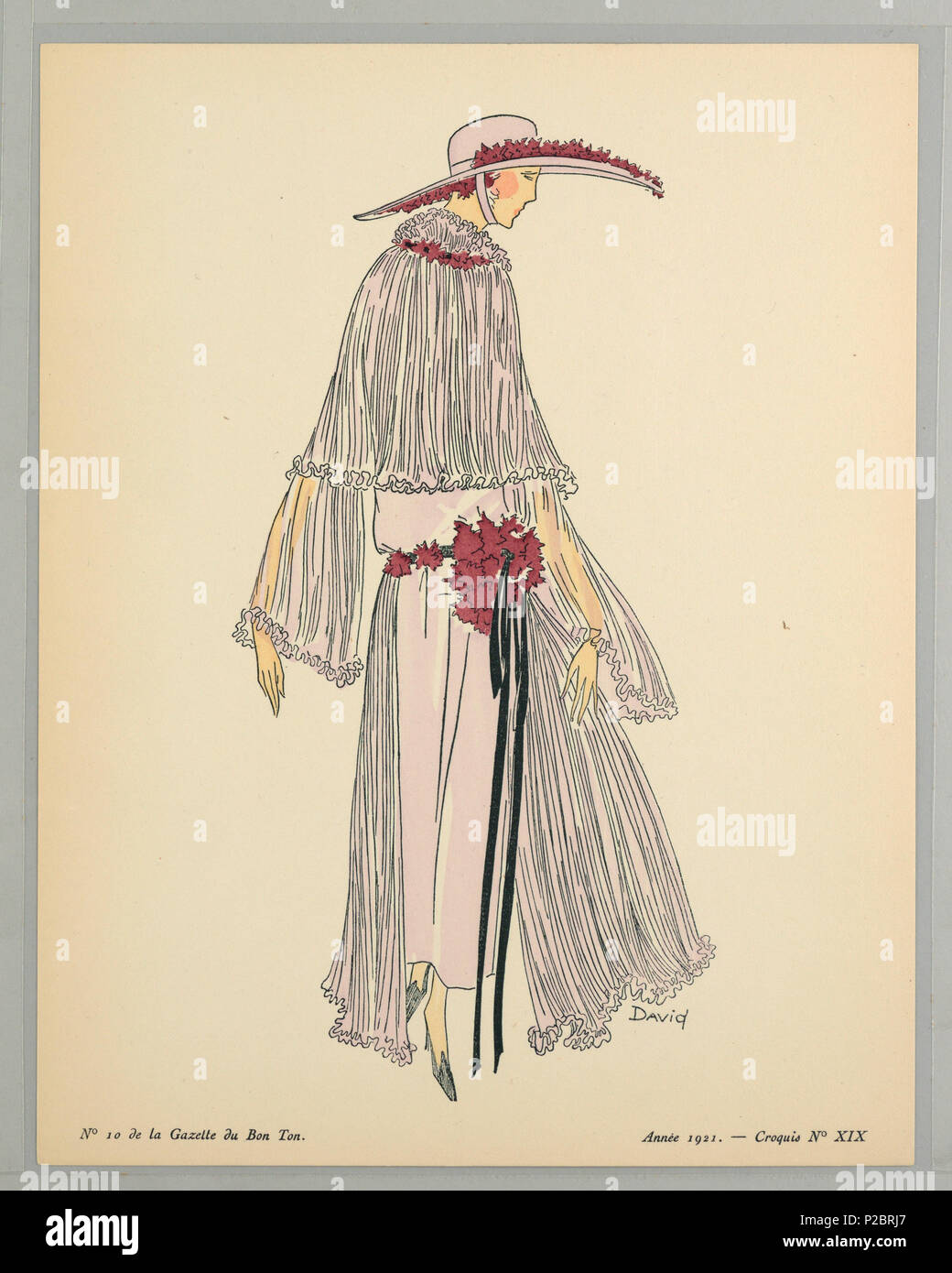 . Englisch: Drucken (Frankreich), 1921. Englisch: Zentrum Frau steht in in blassen Pick bodenlange Kleid mit Plissee Overlay, das Kap, Ärmel, und Split Rock. Das Kleid hat eine gerafftem Kragen, Manschetten und Rocksaum und floralen Details am Kragen, Gürtel, und oben auf Ihren passenden breitrandigen Hut. . 1921 261 Drucken (Frankreich), 1921 (CH) 18614967 Stockfoto