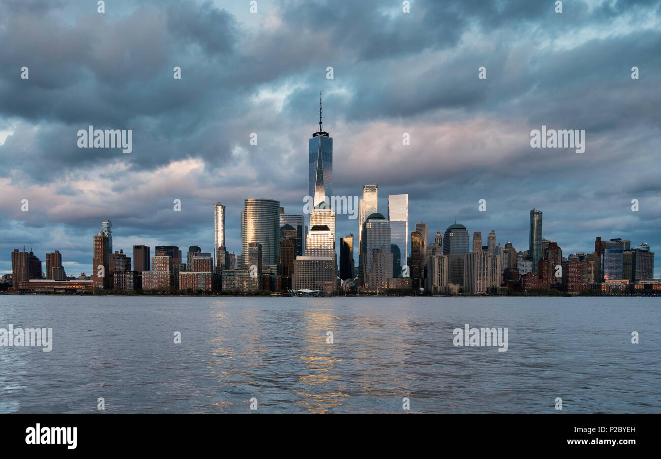 Panoramablick auf das World Trade Center und die Skyline von Manhattan bei Sonnenuntergang über den Hudson River von New Jersey, New York, USA Stockfoto