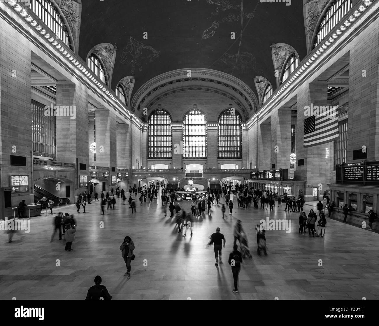 Schwarze und weiße lange Exposition von Personen, die im zentralen Eingangsbereich von der Grand Central Station, New York, USA Stockfoto