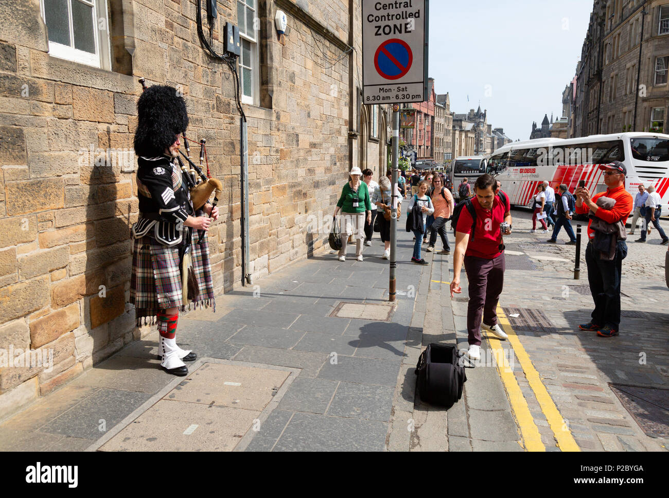 Dudelsack busker Straßenmusik, die Royal Mile, Edinburgh Altstadt zum Weltkulturerbe der UNESCO, Edinburgh Schottland Großbritannien Stockfoto