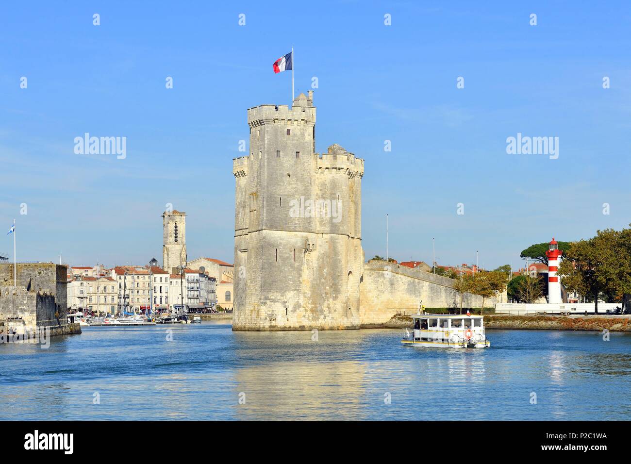 Frankreich, Poitou-Charentes, La Rochelle, Saint Nicolas Turm (Tour Saint-Nicolas), am Eingang des Alten Hafens und die St Sauveur Kirche an der Rückseite Stockfoto