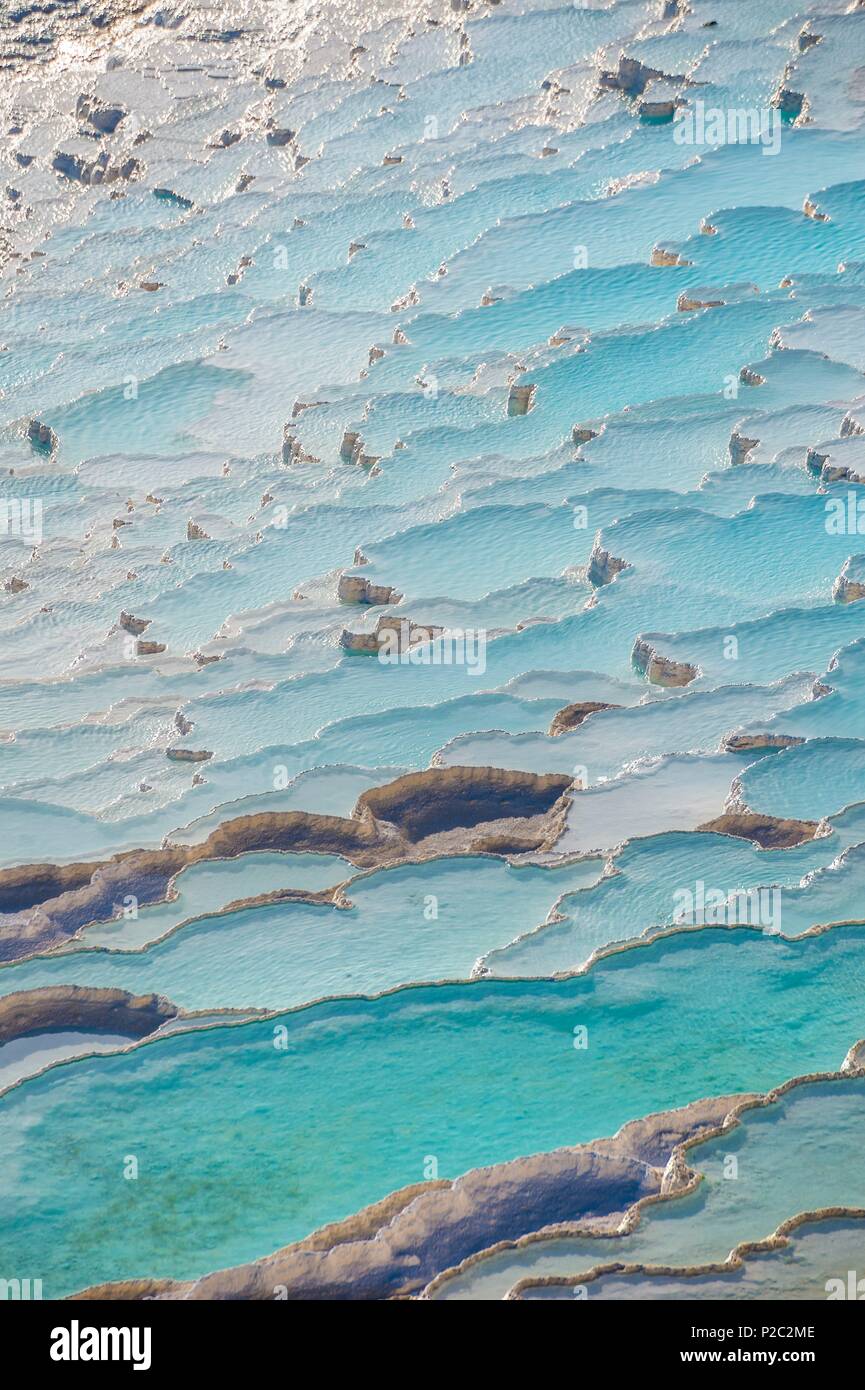 Türkei, Ägäische Region, Provinz Denizli, Pamukkale (Baumwolle Burg) und die antike Stadt Hierapolis, UNESCO-Weltkulturerbe, weißem Travertin Becken und kalkhaltigen Konkretionen Stockfoto