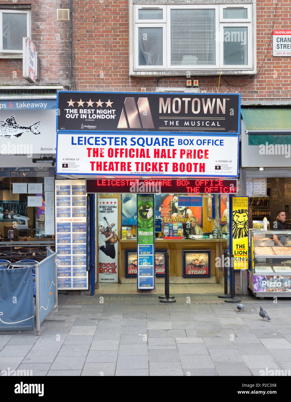 Leicester Square Box Office, zum halben Preis und Rabatt theater Ticket Booth, London, England Stockfoto