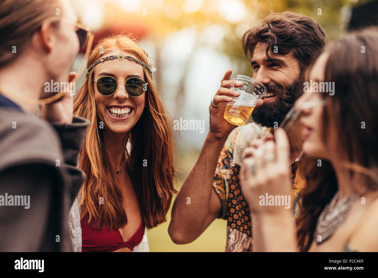 Freunde genießen Musik Festival mit Getränken. Junge Menschen genießen im Summer Music Festival. Stockfoto
