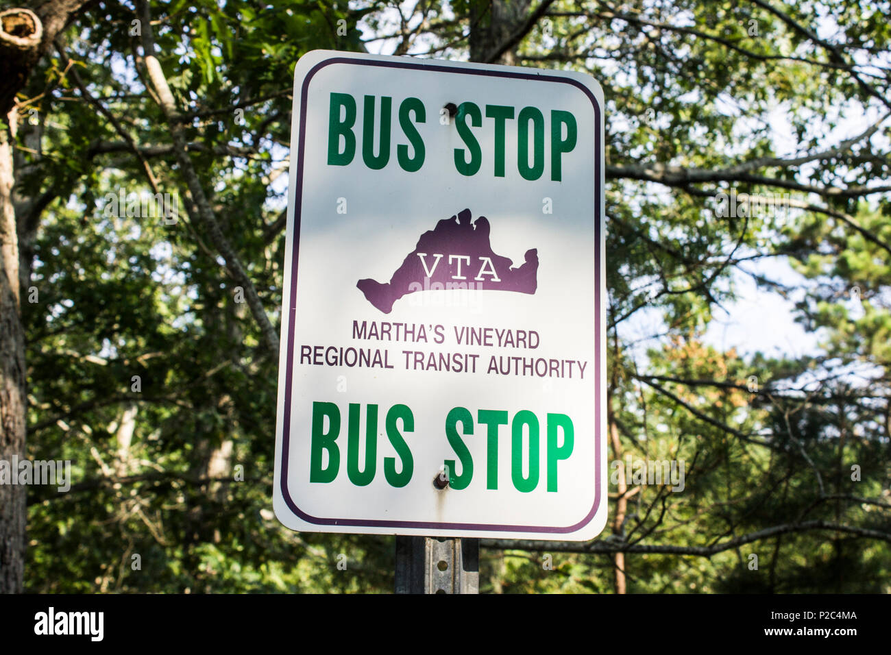 Martha's Vineyard, Massachusetts. Bus Setop Zeichen mit der Silhouette der Insel durch Vegetation umgeben Stockfoto