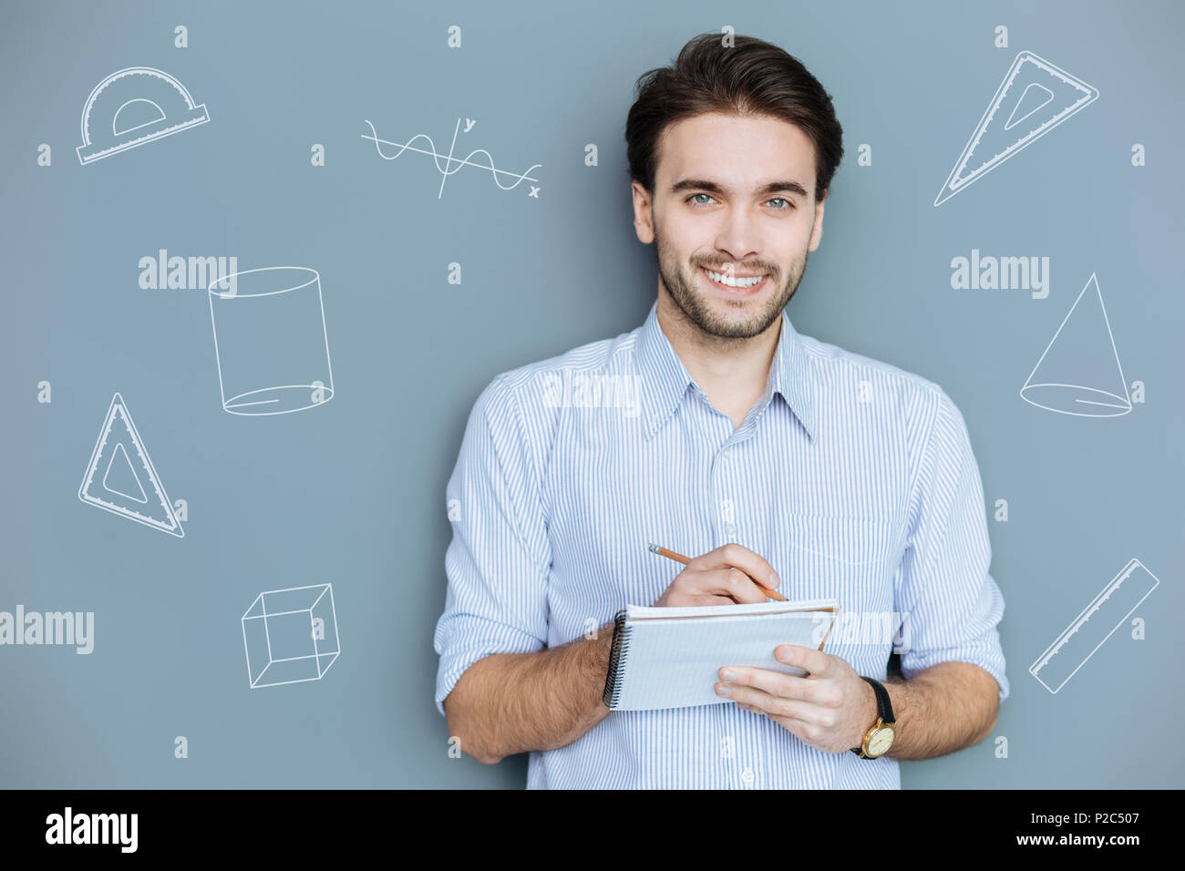 Emotionale student Holding ein Notebook während seine Mathe Lektion Stockfoto