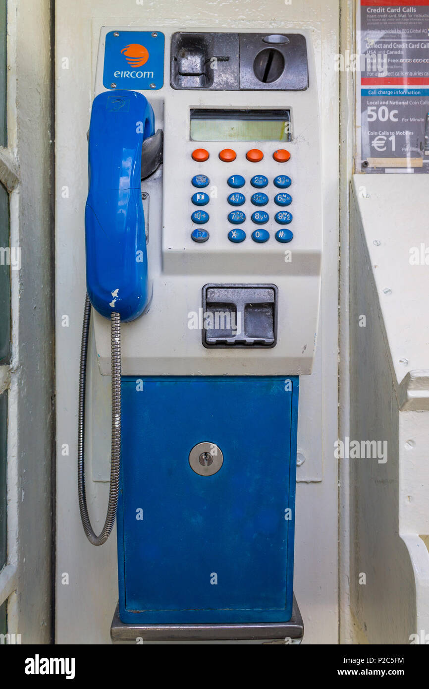 Telefon Kiosk oder Feld in Irland mit einem Münzautomaten Telefon. Stockfoto