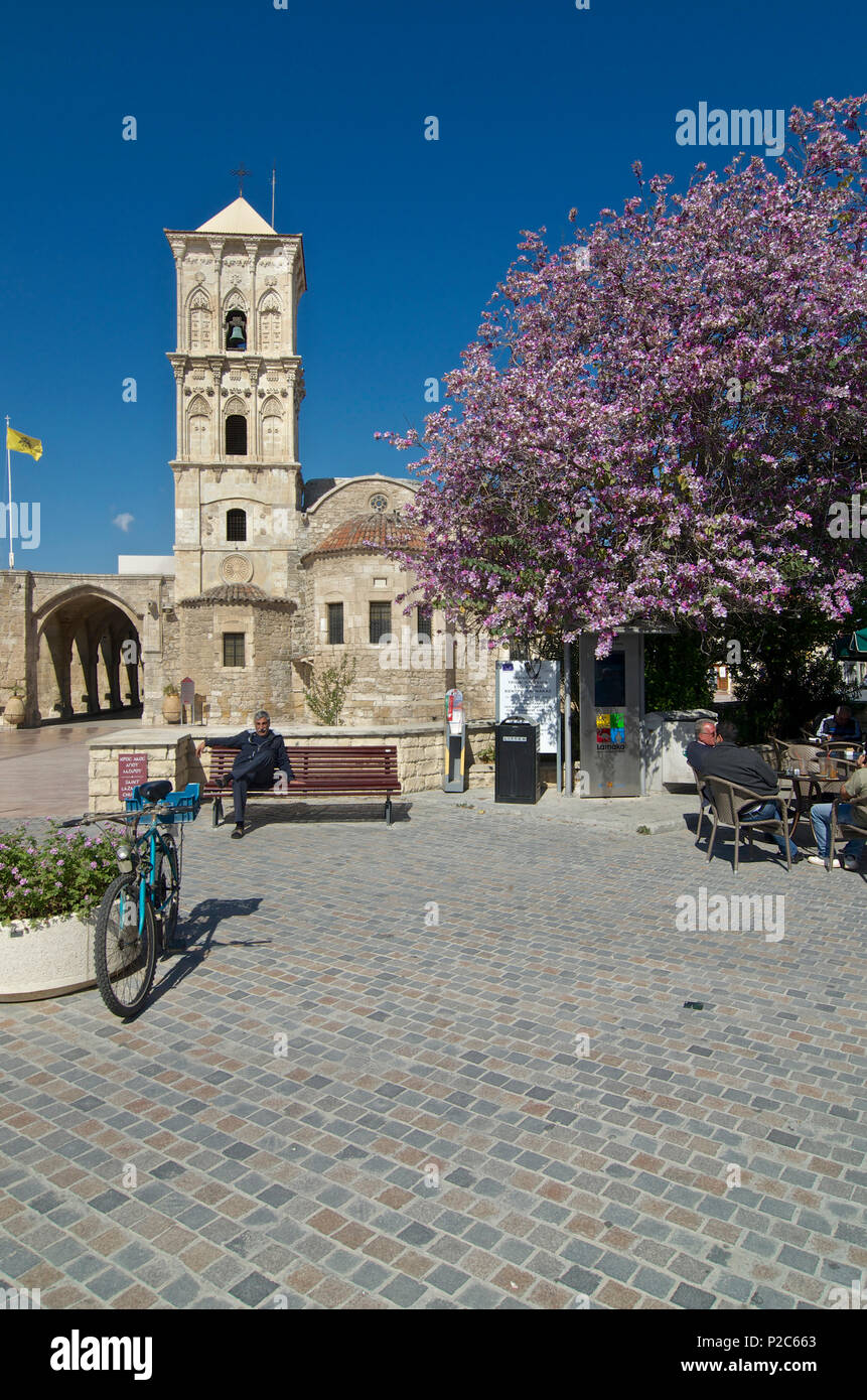St. Lazarus Kirche mit Baum in der Blüte, Larnaca, Zypern Stockfoto