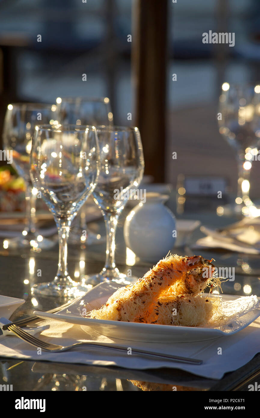 Ort Einstellung mit Wein Gläser und Riesengarnelen im asiatischen Stil im Garten Restaurant im Le Meridien Hotel, Limassol, Limassol Dis Stockfoto