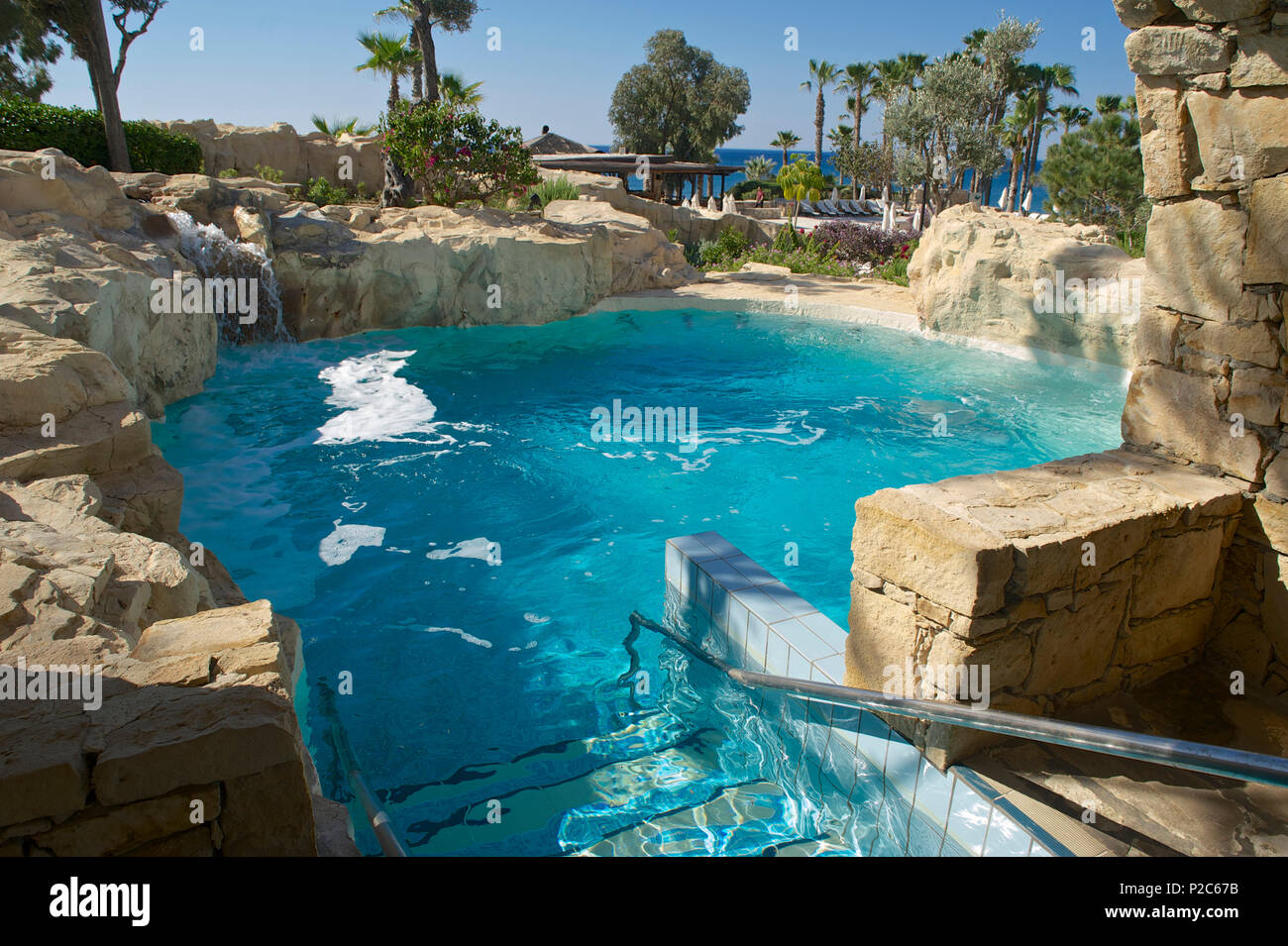 Pool in künstliche Felsen im Spa des Le Meridien Hotel, Limassol, Limassol, Zypern Stockfoto