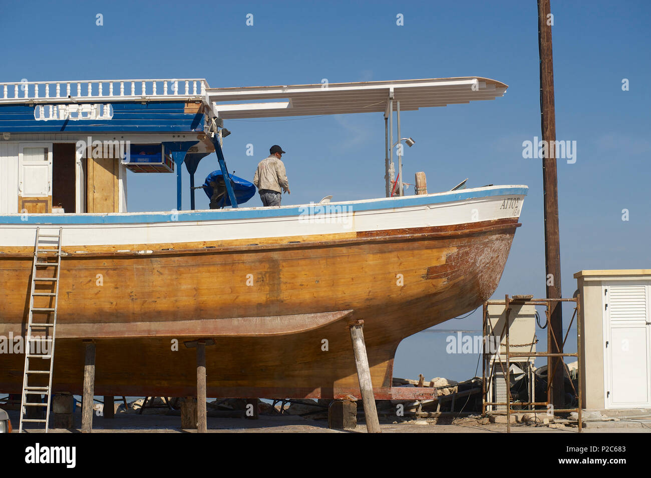 Boot auf der Anklagebank in Den Hafen, Latchi, Stadtviertel Paphos, Zypern Stockfoto