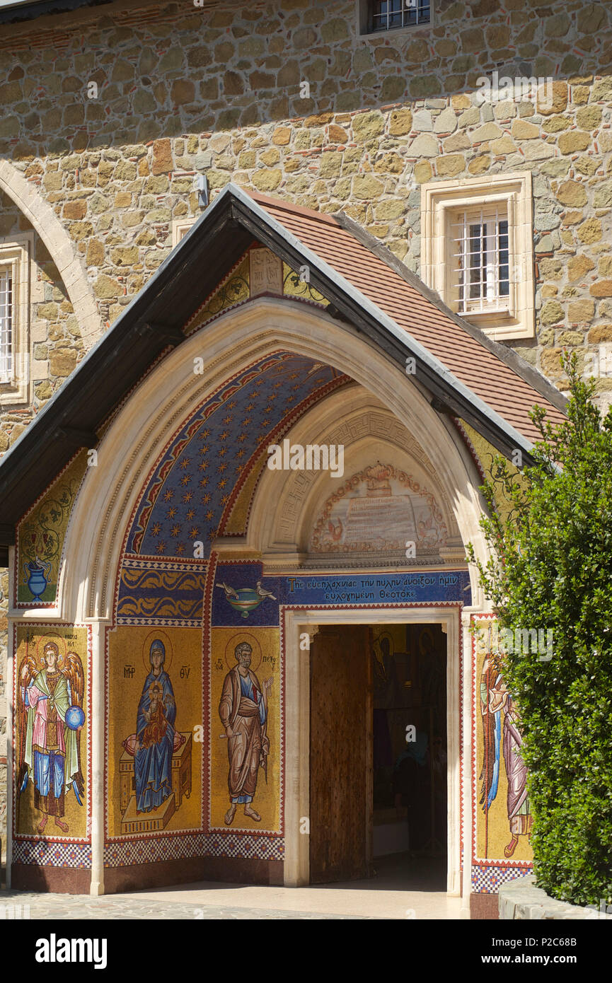 Eingang in die griechisch-orthodoxe Kirche von Kloster Kykko, Troodos-gebirge, Zypern Stockfoto