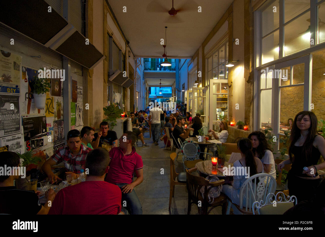 Viele Menschen am Abend im Cafe Pieto in einer Passage in der Leika Gaitonia in Lefkosia, Nicosia, Zypern Stockfoto