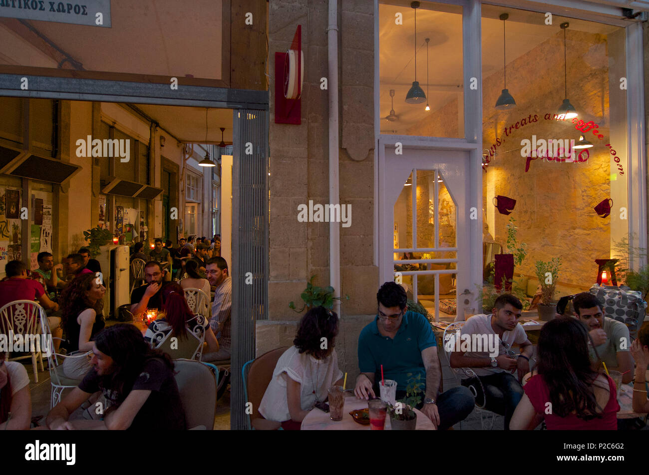 Viele Menschen am Abend im Café Pieto in einer Passage in der Leika Gaitonia in Lefkosia, Nicosia, Zypern Stockfoto