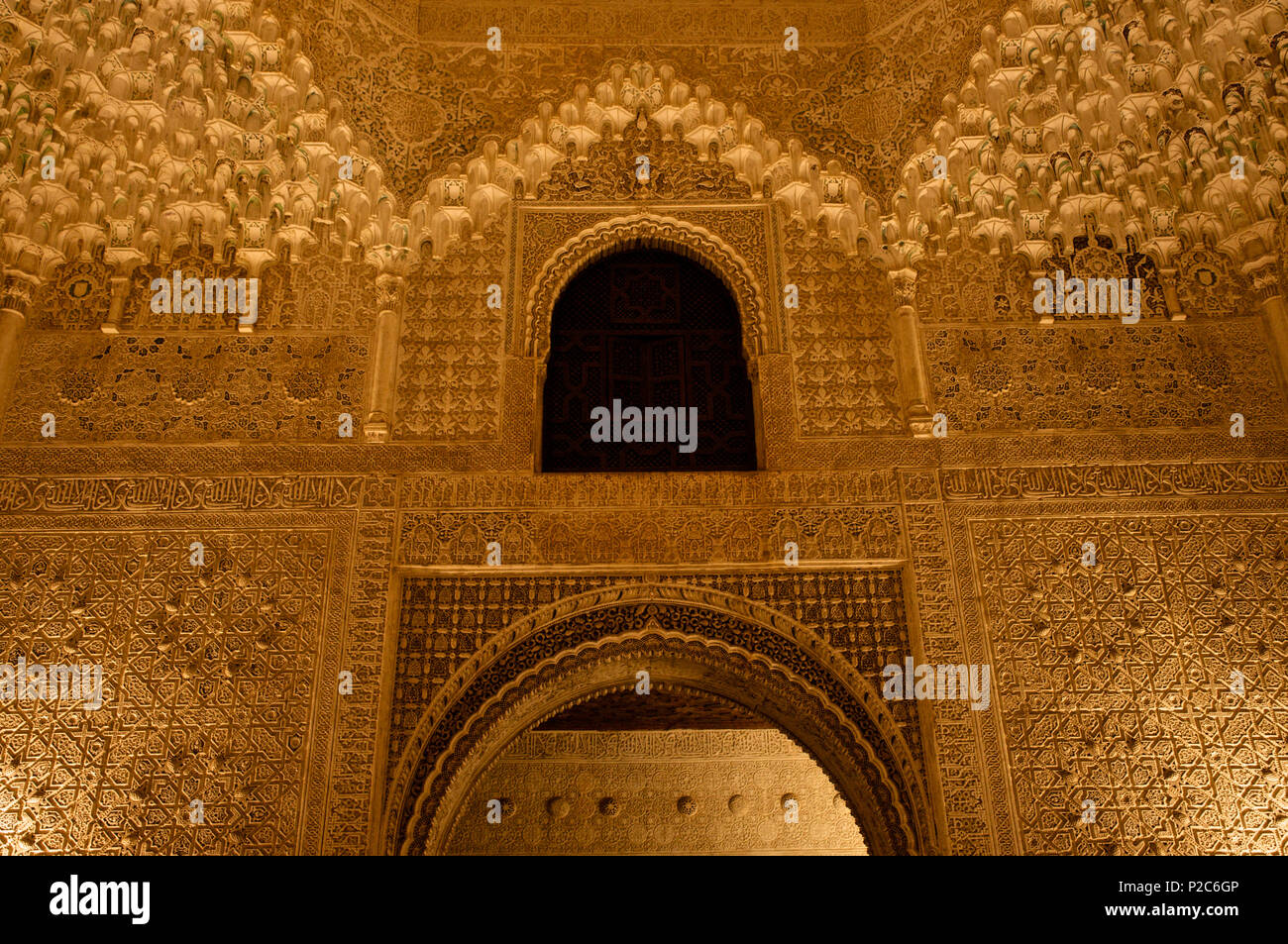 Feine maurischen Wand Dekorations in der Nasriden Palast der Alhambra, Nacht, Granada, Andalusien, Spanien, Europa Stockfoto