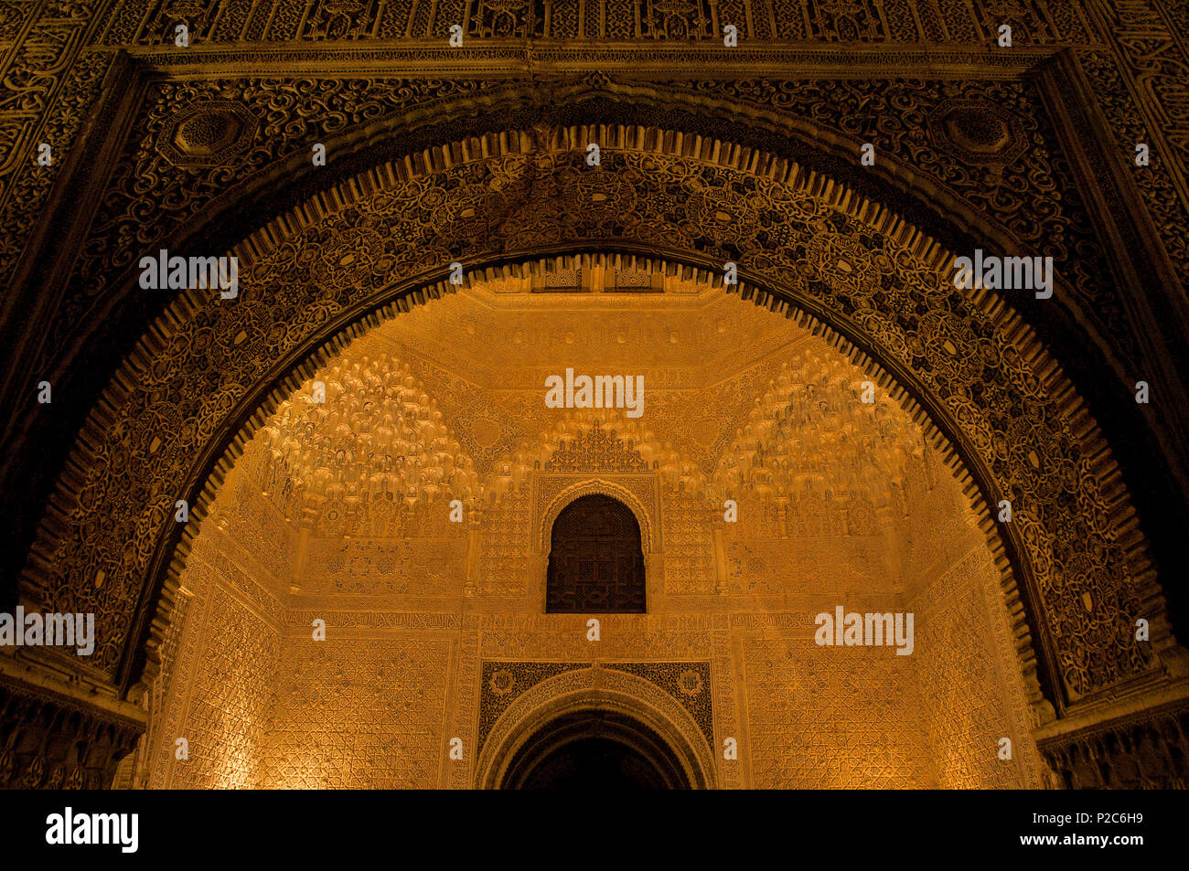 Feine maurischen Wand Dekorationen in der Nasriden Palast der Alhambra, Nacht, Granada, Andalusien, Spanien, Europa Stockfoto